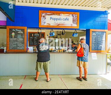 I clienti si accodano per un caffè a Kenilworth Dairies, South East Queensland, QLD, Australia Foto Stock