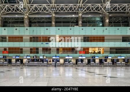 Area vuota per il check-in all'aeroporto Izmir Adnan Menderes durante il Covid-19 pandemia di coronavirus Foto Stock