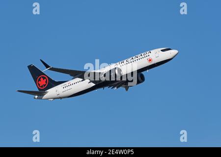 Richmond, British Columbia, Canada. 23 gennaio 2021. Un Air Canada Boeing 737 MAX 8 Jet (C-FSNQ) in volo dopo il decollo dall'aeroporto internazionale di Vancouver su un volo non-introito per Calgary, Alberta, Canada. La compagnia aerea intende restituire i propri aerei Boeing MAX 8 al servizio commerciale a partire dal 1° febbraio 2021. Credit: Bayne Stanley/ZUMA Wire/Alamy Live News Foto Stock