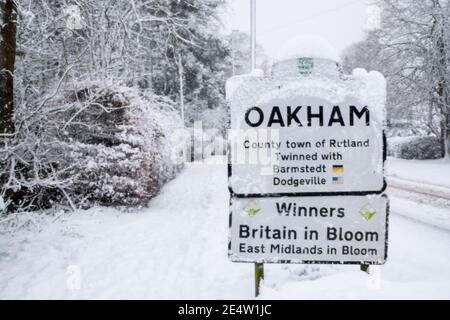OAKHAM/RUTLAND, INGHILTERRA - 24 GENNAIO 2021: Cartello DELLA città DI OAKHAM Foto Stock