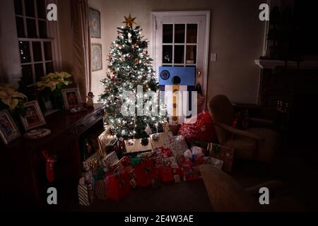 Regali di Natale con tag regalo - pila di Natale - avvolto Regali - presenti con l'etichetta regalo sotto un albero di Natale - Decorazioni e archi di Natale Foto Stock