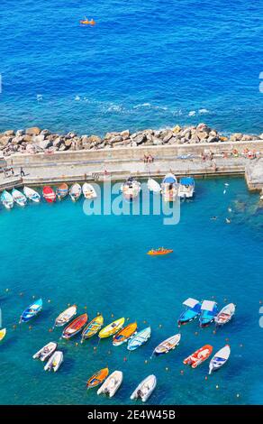 Porto e barche, vista dall'alto, Vernazza, cinque Terre, Liguria, Italia, Europa Foto Stock