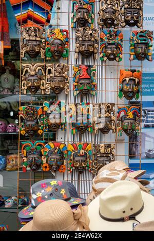 Maschere in legno intagliate in vendita a Playa del Carmen, Messico Foto Stock