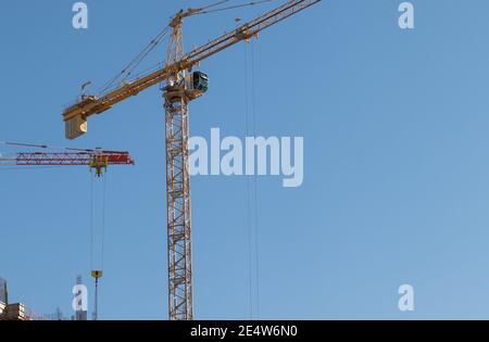 gerusalemme, israele. 11-01-2021. Una gru nel mezzo della costruzione di un edificio residenziale su Jaffa Street Foto Stock