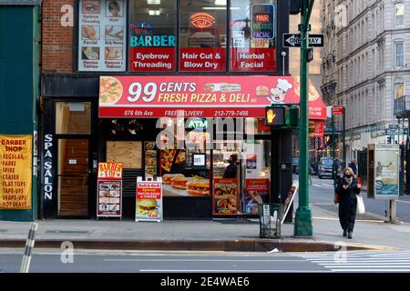 Un salone di parrucchiere e un negozio di alimentari di pizza al 99 cent, 876 6th Ave, New York, foto di fronte al negozio di New York di piccole imprese a Midtown Manhattan Foto Stock