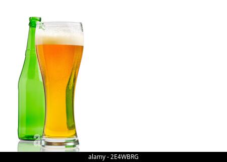 bicchiere con birra e bottiglia verde isolato su bianco Foto Stock