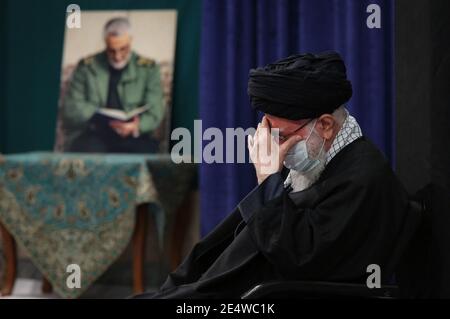 Il leader supremo dell'Iran Ayatollah Seyed Ali Khamenei, seduto accanto a Qasem Soleimani, comandante generale maggiore della Quds Force del corpo della Guardia rivoluzionaria islamica, durante la cerimonia di lutto del martirio di Hazrat Fatima Zahra a Teheran, Iran, 17 gennaio 2021. Foto di SalamPix/ABACAPRESS.COM Foto Stock