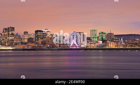 Lo skyline di Montreal e il fiume St Lawrence al tramonto d'inverno, Quebec, Canada Foto Stock