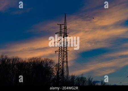 cavo ad alta tensione attraverso il fiume enns Foto Stock