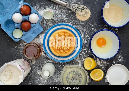 Pancake americani e ingredienti su sfondo ardesia Foto Stock