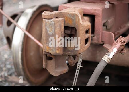 Accoppiatore per auto tramoggia per ferrovia, sui cingoli, presso il cantiere ferroviario BNSF, Troy, Montana. Burlington Northern e Santa Fe Railway sono state formate nel 1996, p. Foto Stock