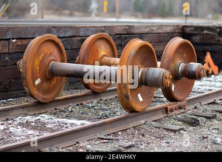 Ruote e assale di ricambio per autocarri ferroviari sui cingoli, presso il cantiere ferroviario BNSF, Troy, Montana. Burlington Northern e Santa Fe Railway erano per Foto Stock