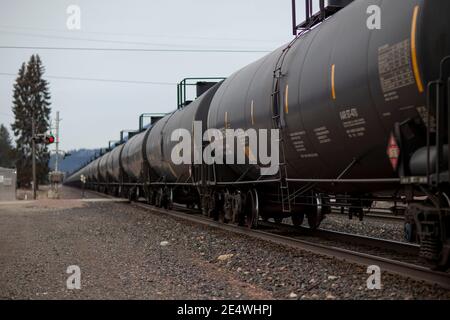 Una linea di autocisterne ferroviarie DOT-111, sulle piste del cantiere BNSF, nella città di Troy, Montana Burlington Northern e Santa Fe Railway w Foto Stock