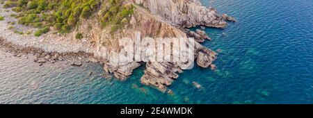 Vista aerea delle onde oceaniche e FANTASTICO BANNER della costa rocciosa, FORMATO LUNGO Foto Stock