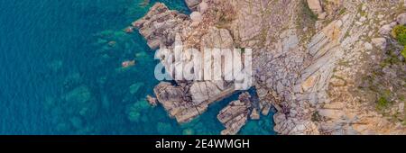 Vista aerea delle onde oceaniche e FANTASTICO BANNER della costa rocciosa, FORMATO LUNGO Foto Stock