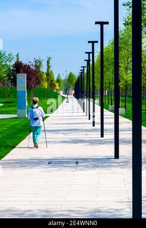 Percorso a piedi in un parco cittadino con luci urbane o lanterne. Foto Stock