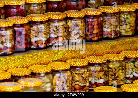Noci in scatola in vasi. Autunno campagna fiera prodotti sani. Foto Stock