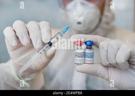 Tradotto da Rus: Vaccino combinato per la prevenzione dell'infezione da coronavirus causata dal virus SARS-COV-2. Principio attivo: Adenovirus ricombinante partico Foto Stock