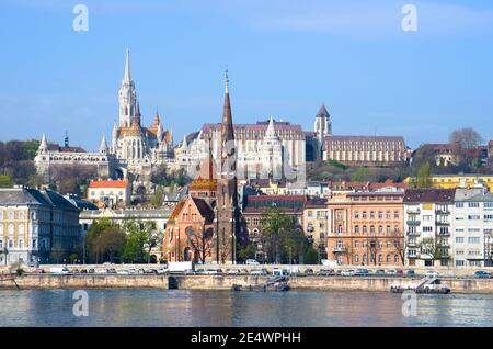 Vista dei luoghi di interesse sulla collina del castello di Buda dal lungofiume di Budapest Foto Stock