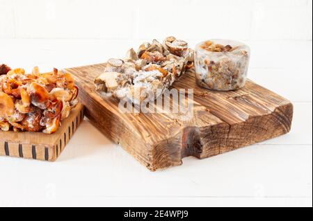 Semilavorati. Cibo surgelato. Agarico di funghi al miele su tagliere Foto Stock