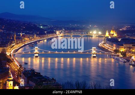 Vista notturna del Ponte delle catene sul Danubio e. La città di Budapest Foto Stock