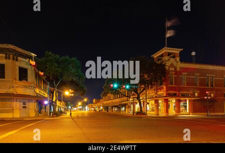 Kingsville, Texas, USA - 3 settembre 2020: Vista su e Kleberg Ave di notte Foto Stock