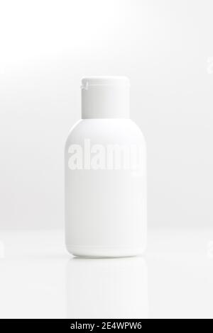 primo piano di una bottiglia bianca senza marchio su sfondo bianco. mock up cosmetico. branding identità concetto mockup. Foto Stock