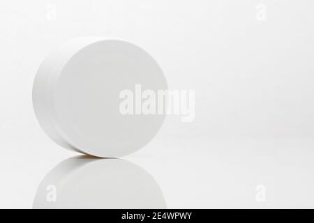 primo piano di un vaso bianco panna senza marchio su sfondo bianco. mock up cosmetico. branding identità mockup concetto. Foto Stock