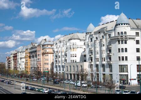 Budapest, Ungheria - 04 aprile 2012: Tipico stile architettonico art nouveau di edifici residenziali sul Danubio di Pest, situato vicino Chai Foto Stock