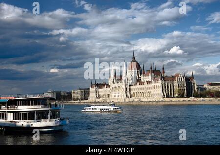 Budapest, Ungheria - 04 aprile 2012: Barca turistica chiamata Europa Budapest, Hu è ormeggiato sul Danubio e un altro sta navigando di fronte al Hung Foto Stock