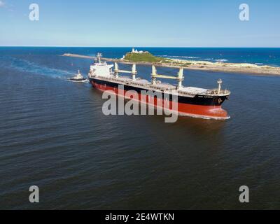 Black Coal Bulk Carrier nave che entra nel porto di Newcastle, Hunter Valley, New South Wales, Australia Foto Stock