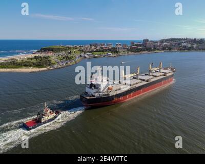 Black Coal Bulk Carrier nave che entra nel porto di Newcastle, Hunter Valley, New South Wales, Australia Foto Stock