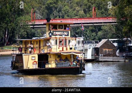 Pagaia a vapore in un giorno di sole sul fiume Murray, Echuca, Victoria Australia Foto Stock