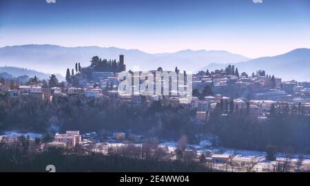 Barga villaggio innevato in inverno. Garfagnana, Toscana, Italia Europa Foto Stock