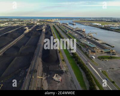 Porto di Newcastle Black Coal Loader su trasportatori per spedizioni di carichi sfusi Barche per l'esportazione Foto Stock