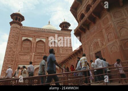 I visitatori salgono sulla piattaforma di Jawab, uno degli edifici esterni del Taj Mahal. Taj Mahal complesso, Agra, Uttar Pradesh, India. Foto Stock