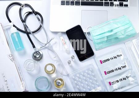 Risultato del kit di test utilizzando un dispositivo di test rapido per COVID-19, 2019-nCoV Concept. Kit di schede di laboratorio e apparecchiature per il virus novel coronavirus. Vista dall'alto Foto Stock