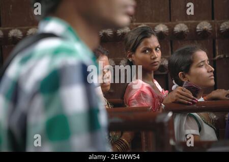 I visitatori fanno la fila all'ingresso del complesso del Taj Mahal, patrimonio mondiale dell'umanità, ad Agra, Utttar Pradesh, India. Foto Stock