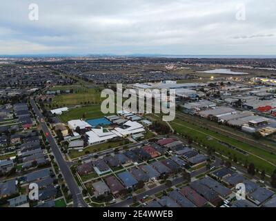 Urban Sprawl Aerial View Suburbia Urban Living and Houses pomeriggio Foto Stock