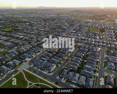 Urban Sprawl Aerial View Suburbia Urban Living and Houses pomeriggio Foto Stock