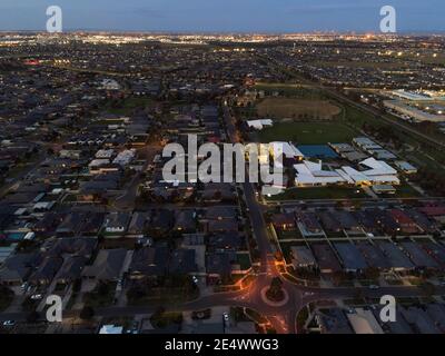 Urban Sprawl Aerial View Suburbia Urban Living and Houses at Notte Foto Stock