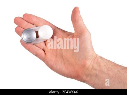 La mano dell'uomo tiene il contenitore della lente a contatto, isolato su bianco Foto Stock