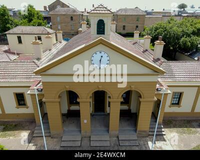 Old East Maitland Court House con colonne esterne, orologio e Campanile di fronte al vecchio East Maitland Goal Foto Stock