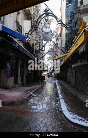 ISTANBUL, TURCHIA - 18 GENNAIO 2021: Bar e ristoranti sono chiusi in Nevizade Street, dove è una delle destinazioni di intrattenimento più popolari dur Foto Stock
