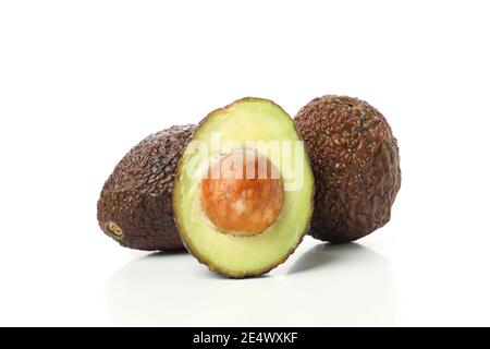 Avocado fresco maturo dalla buccia scura isolato sul bianco, un avocado Hass, un taglio di avocado intero Foto Stock