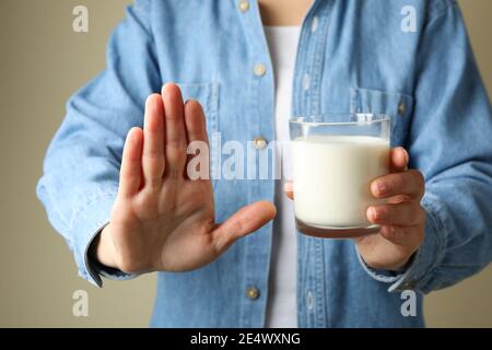 Donna tiene un bicchiere di latte, vista frontale Foto Stock