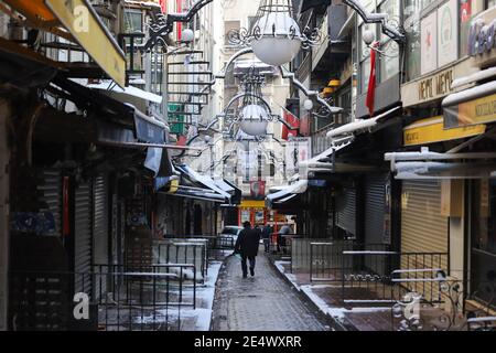 ISTANBUL, TURCHIA - 18 GENNAIO 2021: Bar e ristoranti sono chiusi in Nevizade Street, dove è una delle destinazioni di intrattenimento più popolari dur Foto Stock