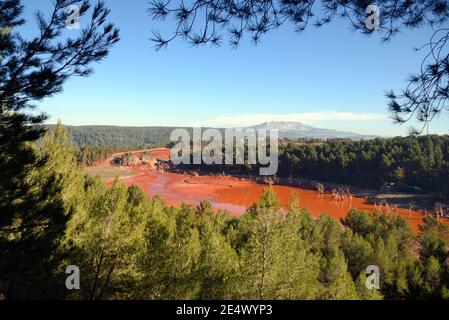 Inquinamento da bauxite o stoccaggio di residui Area della fabbrica di alluminio Altéo A Gardanne con Sainte-Victoire montagna in background Provenza Francia Foto Stock