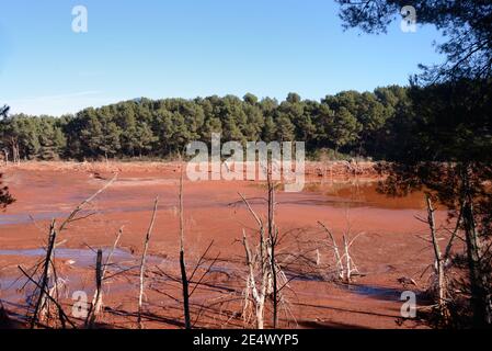 Inquinamento da bauxite o stoccaggio di residui Area della fabbrica di alluminio Altéo A Gardanne con Sainte-Victoire montagna in background Provenza Francia Foto Stock