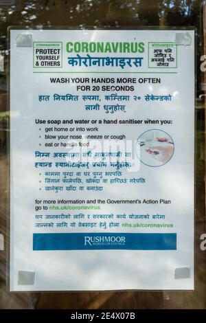 Avviso bilingue sulla sicurezza del coronavirus sul lavaggio delle mani in inglese e nepali, Rushmoor Borough Council, Aldershot, Hampshire, Regno Unito Foto Stock